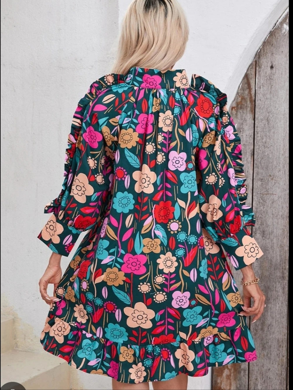 Apple Boulevard Floral Tiered V-Neck Shift Dress in Navy Floral Multi Size Small - Picture 3 of 10